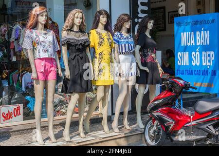 Donna vietnamita negozio manichini sul marciapiede pubblicità una varietà di donne moda, da Nang, Vietnam Foto Stock