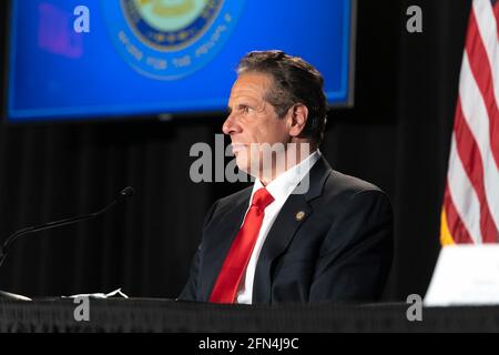 Il governatore Andrew Cuomo ha annunciato la ripresa del Metro-North Project al Gloria Wise Senior Center nel Bronx. Al governatore si è Unito il presidente del Bronx Borough Ruben Diaz Jr., il membro dell'Assemblea Michael Benedetto, il direttore dello sviluppo dell'MTA Janno Lieber, il senatore di Stato Jamaal Bailey. Una volta completato il progetto, nel Bronx saranno costruite 4 nuove stazioni per un migliore collegamento tra il quartiere e il centro della città, riducendo i pendolari in più di 30 minuti. Il progetto dovrebbe essere completato nel 2025. (Foto di Lev Radin/Pacific Press) Foto Stock