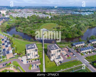 Veduta aerea del parco pubblico boschivo Cuningar Loop e del villaggio degli atleti, alloggi moderni sulle rive del fiume Clyde a Rutherglen, Glasgow, Scozia, Regno Unito Foto Stock