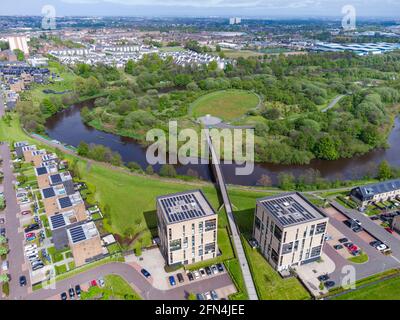 Veduta aerea del parco pubblico boschivo Cuningar Loop e del villaggio degli atleti, alloggi moderni sulle rive del fiume Clyde a Rutherglen, Glasgow, Scozia, Regno Unito Foto Stock