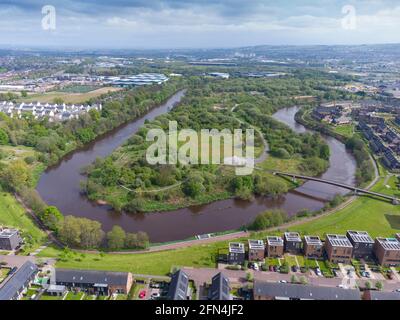 Vista aerea del parco forestale pubblico Cuningar Loop sulle rive del fiume Clyde a Rutherglen, Glasgow, Scozia, Regno Unito Foto Stock