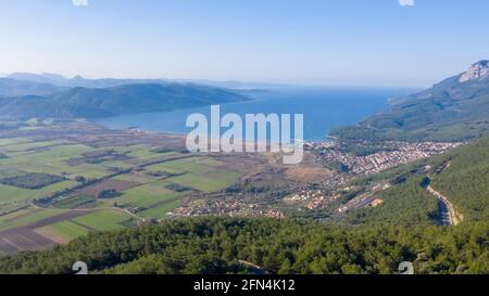 Foto panoramica di un paesaggio che cattura Mugla Akyaka e la sua incantevole natura. Con il suo fiume vicino a un sentiero pieno di edifici e piante, questo luogo Foto Stock