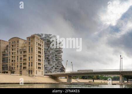 Vista sul fiume Lez e l'iconico edificio l'arbre blanc a Montpellier, Francia Foto Stock