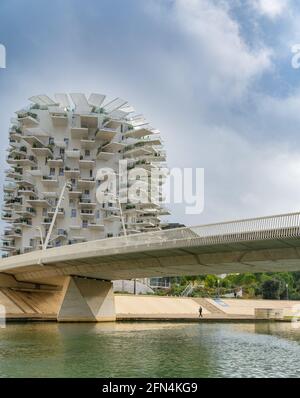 Vista sul fiume Lez e l'iconico edificio l'arbre blanc a Montpellier, Francia Foto Stock