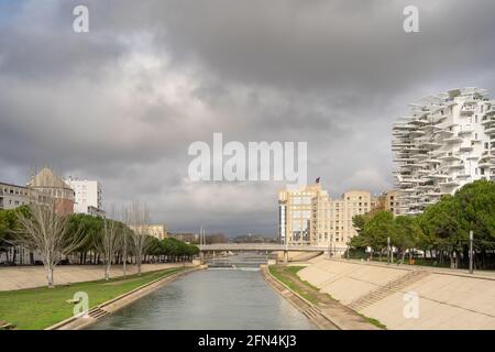 Vista sul fiume Lez e l'iconico edificio l'arbre blanc a Montpellier, Francia Foto Stock