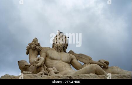 La scultura 'le Tebre' di Pierre Bourdict nel Jardin des Tuileries (Giardino delle Tuileries), Parigi - la scultura celebra il fiume Tevere di Roma Foto Stock