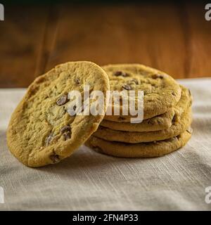 Primo piano di una pila di biscotti su un tavolo di legno Foto Stock