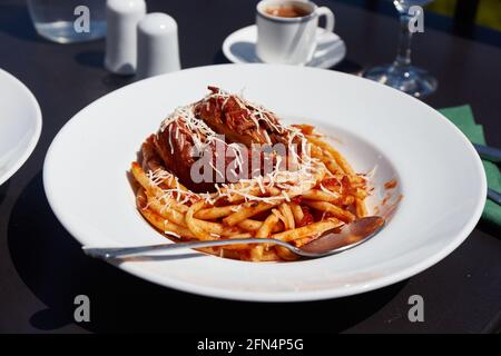 Servito fresco nel ristorante pastitsada di manzo con pasta bucatini. Il piatto più famoso e caratteristico dell'isola di Corfù in Grecia. Foto Stock