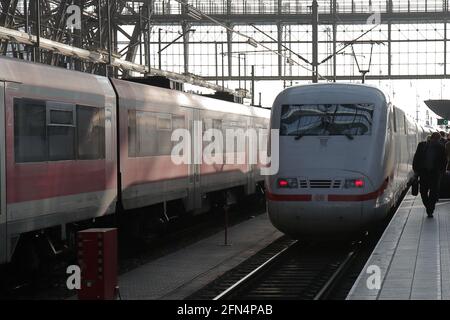 Un treno ICE (Inter City Express) in arrivo alla stazione centrale di Francoforte, Germania Foto Stock