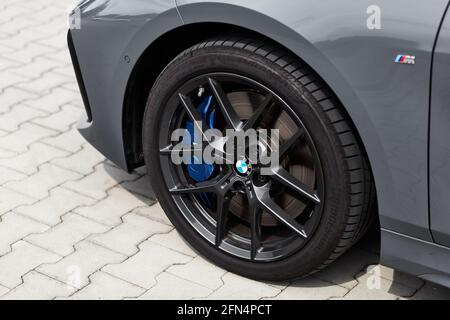 Katowice/Polonia, 18.07.2020: Ruota in alluminio nella versione grigia BMW 1 M Sport Foto Stock