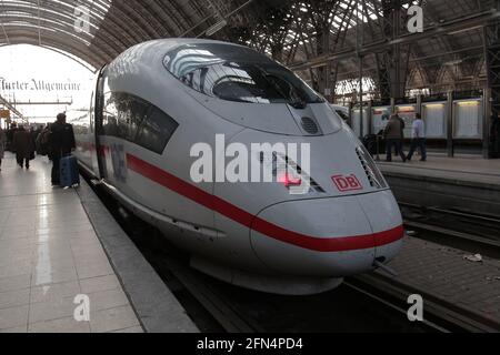 Un treno ICE (Inter City Express) in arrivo alla stazione centrale di Francoforte, Germania Foto Stock