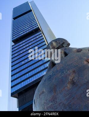 MADRID, SPAGNA - 09 maggio 2021: La Cepsa Tower è un grattacielo di 248.3 metri situato nella zona commerciale di Cuatro Torres, Madrid. E' il secondo più alto Foto Stock