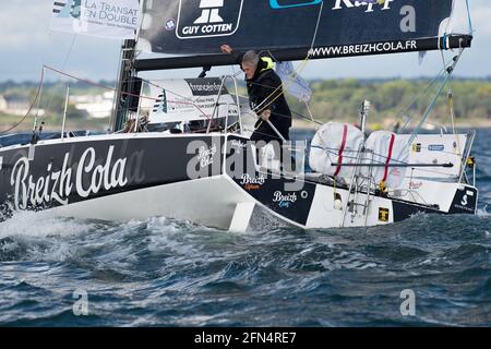 Concarneau, Francia. 13 maggio 2021. Gildas Mahe, Breizh Cola durante la Transat en Double 2021 ( Concarneau - Saint-Barthelemy ), inizia la corsa di vela Figaro 3 Beneteau il 13 maggio 2021 a Concarneau, Francia - Foto Nicolas Pehe/DPPI Credit: DPPI Media/Alamy Live News Foto Stock