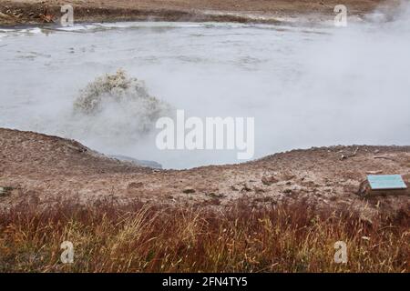 Churning Caldron nell'area del vulcano di fango nel Parco Nazionale di Yellowstone Nel Wyoming negli Stati Uniti Foto Stock