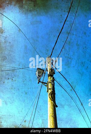 Fotografia astratta di un palo del telegrafo con la vecchia lampada della strada. Foto Stock