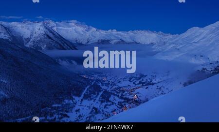 Valle di Aran in un'alba invernale - ora blu (Catalogna, Pirenei, Spagna, Pirenei) ESP: Valle de Arán en la hora azul en invierno (Cataluña, Pirineos) Foto Stock