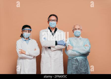 Covid-19 (coronavirus) Campagna di vaccinazione in una clinica - persone da cui viene vaccinato medico e infermiere per prevenire l'epidemia di corona virus in un vaiolo Foto Stock