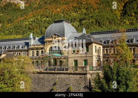 Stazione ferroviaria internazionale di Canfranc, in autunno (Huesca, Aragon Pyrenees) ESP: Estación internacional de tren de Canfranc, en otoño (Huesca, Aragón) Foto Stock