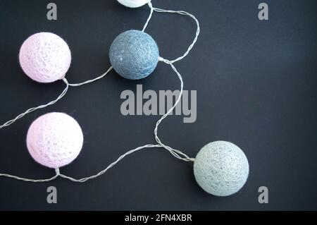 Luci di Natale su sfondo grigio. Preparazione per la vacanza. Spazio di copia Foto Stock