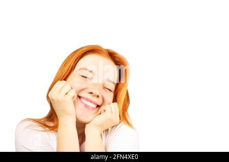 Bella giovane donna con testa rossa felice, gioisci con divertente espressione facciale, isolato sfondo bianco. Attraente femmina, capelli rossi naturali, occhio marrone Foto Stock