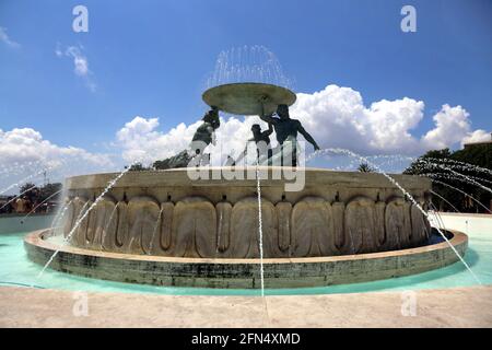 Valletta. Malta. Fontana dei Tritoni appena fuori dalla porta della città di Valletta. Foto Stock