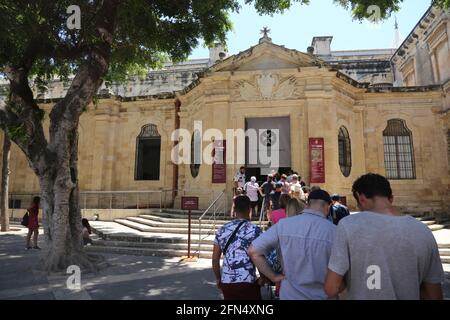 Valletta. Malta. Co-Cattedrale di San Giovanni. Coda turistica per la visita all'ingresso laterale. Foto Stock