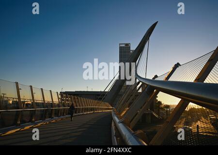 Paesaggio al tramonto con vista panoramica del ponte pedonale Harbour Drive, sospeso e ancorato a San Diego, California USA. Foto Stock