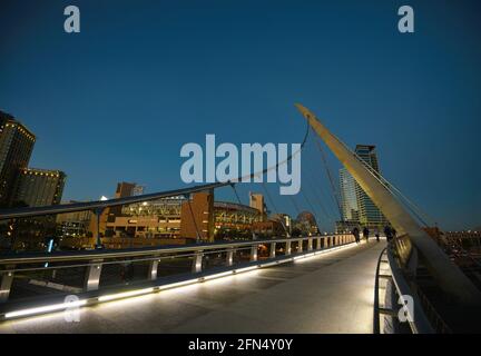 Paesaggio al tramonto con vista panoramica del ponte pedonale Harbour Drive, sospeso e ancorato a San Diego, California USA. Foto Stock