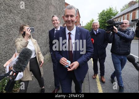 Edwin Poots il Ministro dell'Agricoltura, dell'ambiente e degli Affari rurali dell'Irlanda del Nord (DAERA), lascia la sede del Partito unionista democratico (DUP) a Belfast dopo aver votato nelle elezioni di leadership del partito. Data immagine: Venerdì 14 maggio 2021. Foto Stock