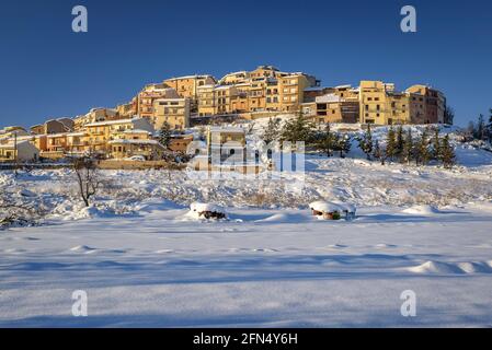 Horta de Sant Joan villaggio in un tramonto invernale innevato dopo una nevicata pesante (Terra alta, Tarragona, Catalogna, Spagna) Foto Stock