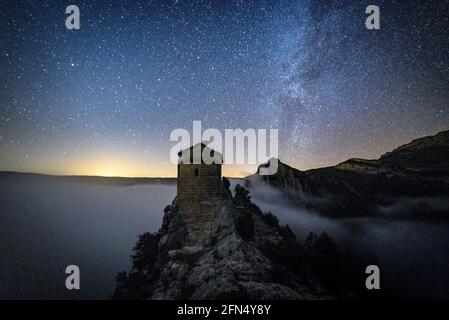 La Pertusa nella gola del Mont-rebei di notte (Catalogna, Spagna, Pirenei) ESP: Ermita de la Pertusa en el desfiladero de Mont-rebei de noche Foto Stock