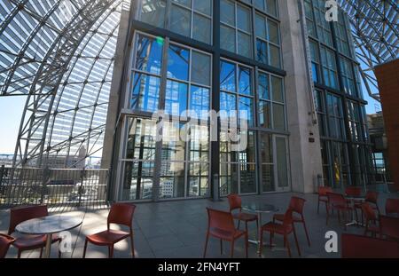 Terrazza panoramica all'aperto sotto l'iconica cupola in acciaio e rete al nono piano della Biblioteca Centrale di San Diego in California, USA. Foto Stock