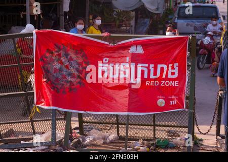 Phnom Penh, Cambogia. 14 maggio 2021. Dopo 4 settimane di blocco totale della città, il governo continua a dividere Phnom Penh in 3 zone colorate (rosso, arancione e giallo) a causa dell'aumento di COVID - 19. Un checkpoint della polizia in una "Red zone", che significa alto rischio di infezione. Credito: Kraig Lieb / Alamy Live News Foto Stock