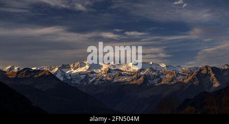 Alba rossastra sul massiccio innevato delle Maladetas e sulla vetta di Aneto. Vista dalla valle di Varradòs in autunno (Valle di Aran, Catalogna, Spagna) Foto Stock