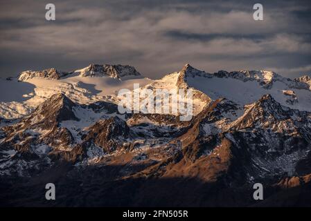 Alba rossa sul massiccio innevato delle Maladetas visto dalla Valle di Varradòs in autunno (Valle di Aran, Catalogna, Spagna) Foto Stock