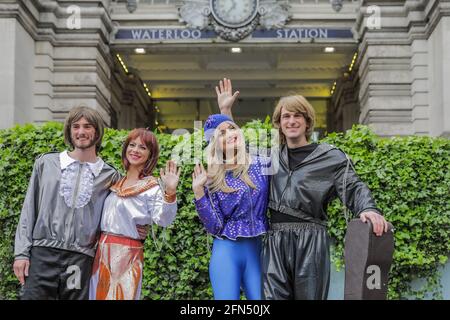 Waterloo Station, Londra, Regno Unito. 14 maggio 2021. 47 anni dopo che Waterloo ha trionfato al Concorso Eurovision Song, il cast di ABBA MANIA (Rhiannon Porter come Agnetha Fältskog, JoJo Desmond come anni-Frid Lyngstad, Edward Handoll come Björn Ulvaeus e direttore musicale Loucas Hajiantoni come Benny Andersson) seguono le orme del supergruppo, preparandosi per il loro ritorno West End al Teatro Shaftesbury questo mese. Amanda Rose/Alamy Live News Foto Stock