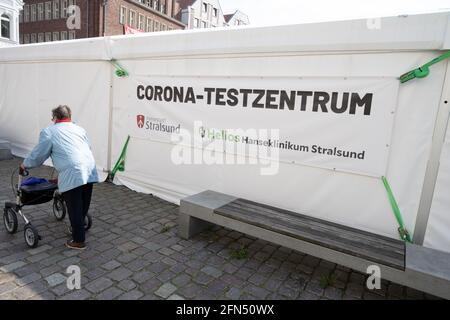 Stralsund, Germania. 14 maggio 2021. La scritta "Test Center" si trova sul Corona Test Center, nel centro storico di Stralsund. Riaprono i negozi nel quartiere di Vorpommern-Rügen. È il primo distretto del Meclemburgo-Pomerania occidentale dove i negozi possono riaprirsi completamente perché l'incidenza di sette giorni è già inferiore a 50. Credit: Stefan Sauer/dpa/Alamy Live News Foto Stock