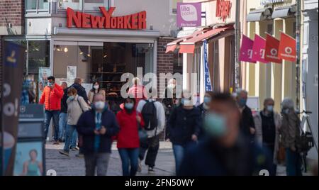 Stralsund, Germania. 14 maggio 2021. Sulla strada dello shopping e zona pedonale Ossenreyer Street sono numerosi passanti, maschere sono obbligatori. Retail nel distretto di Vorpommern-Rügen riapre, è il primo distretto di Meclemburgo-Pomerania occidentale, in cui i negozi sono autorizzati ad aprire completamente di nuovo, perché l'incidenza di sette giorni vi è già al di sotto di 50. Credit: Stefan Sauer/dpa/Alamy Live News Foto Stock