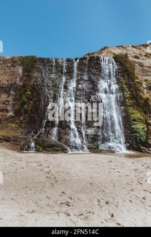 Bellissimo scatto delle Alamere Falls, una rara marea in California Foto Stock