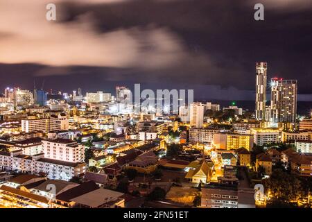 Foto aerea del paesaggio urbano del distretto di Pattaya a Chonburi in Thailandia di notte Foto Stock