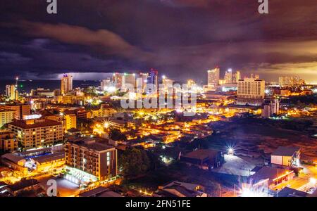 Foto aerea del paesaggio urbano del distretto di Pattaya a Chonburi in Thailandia di notte Foto Stock