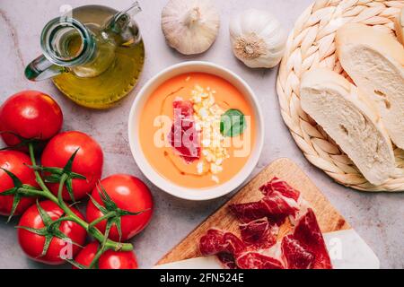 Salmorejo, zuppa di pomodoro gazpacho in una ciotola con prosciutto, olio d'oliva e uova. Vista dall'alto o piatta. Vista ravvicinata Foto Stock