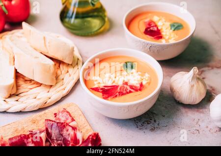 Zuppa di pomodoro salmorejo in due ciotole con marmellata e uovo bollito su tavola di marmo. Purea fredda di gazpacho spagnolo. Vista ad angolo alto Foto Stock