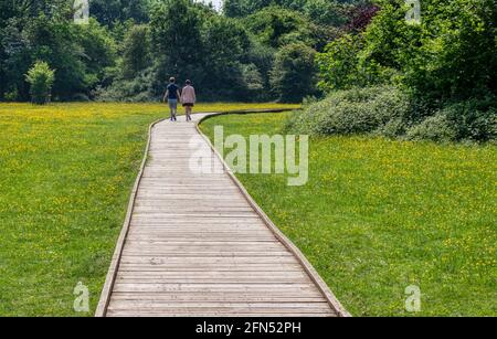 Due persone che camminano sul lungomare di Hatfield Forest, Essex, Regno Unito. Un bosco antico, Riserva Naturale Nazionale e un sito di Rassegna della conservazione della natura. Foto Stock