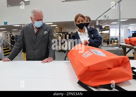 Il Principe del Galles durante una visita a BCB International, fornitore di attrezzature di protezione, mediche e di difesa, a Cardiff. Data immagine: Venerdì 14 maggio 2021. Foto Stock