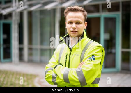 Ebersberg, Germania. 14 maggio 2021. Liam Klages, capo del Centro vaccinazioni di Ebersberg, guarda alla telecamera durante un appuntamento con la stampa. Durante la visita, il ministro impara a conoscere l'esperienza del centro di vaccinazione con il concetto di passaporto di vaccinazione digitale "passaporto sanitario digitale vivo". Credit: Attias Balk/dpa/Alamy Live News Foto Stock