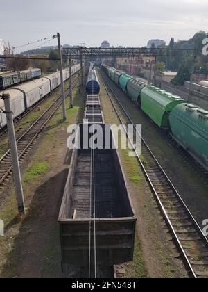 Cargo su rotaie nel porto marittimo. Trasporto del carico. Concetto di logistica di trasporto del trasporto ferroviario di merci. Importazione - esportazione di merci da Сhina. Foto Stock