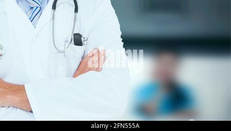 Composizione della sezione centrale del medico maschile in camice di laboratorio con stetoscopio oltre l'ospedale fuori fuoco Foto Stock