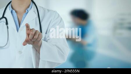 Composizione della sezione centrale del medico maschile nel camice di laboratorio che punta ospedale fuori fuoco Foto Stock