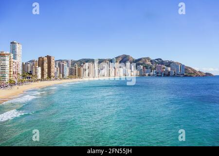 Panorama di Playa de Levante a Benidorm, Comunidad Valenciana, Spagna. Famoso punto di riferimento turistico nella costa mediterranea. Foto Stock